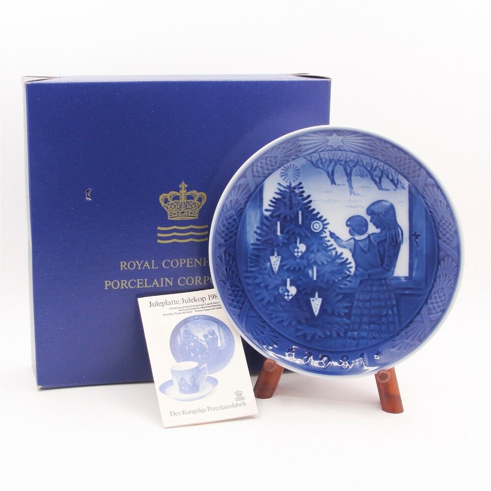 Royal Copenhagen 1981 Christmas Plate Admiring the Christmas Tree Box Pamphlet
